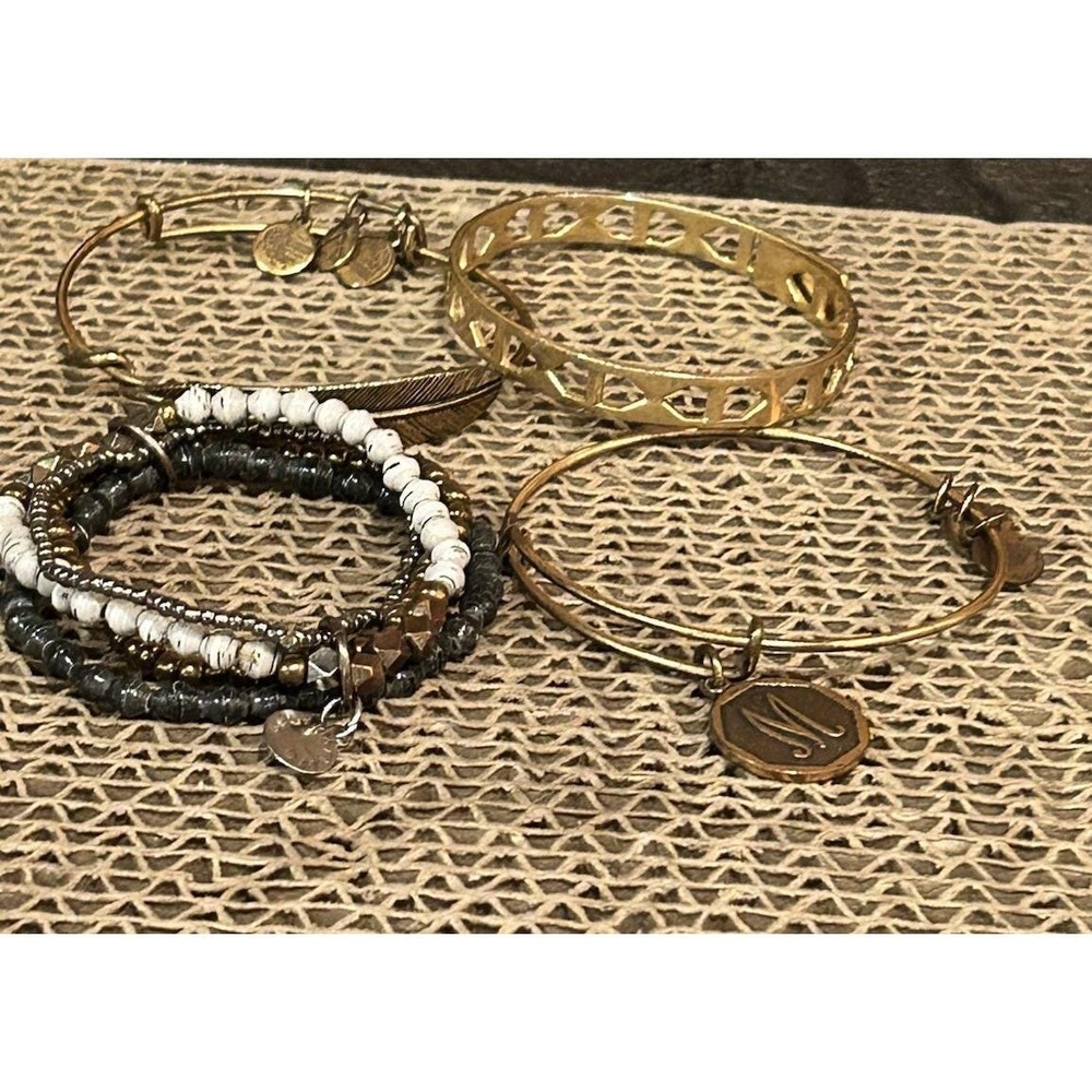 Alex And Ani & 2 Others Lot‎ Of 4  Bracelets